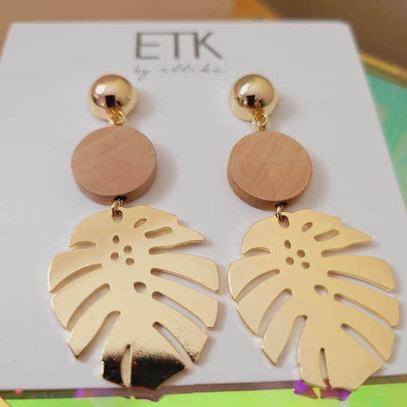 ETK Gold and Wood Monstera Earrings - Picture 2 of 6
